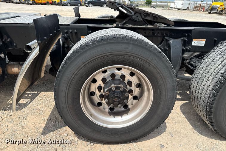 image for item EJ4591 2021 Freightliner Cascadia 126 semi truck