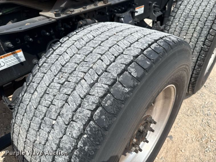 image for item EJ4591 2021 Freightliner Cascadia 126 semi truck