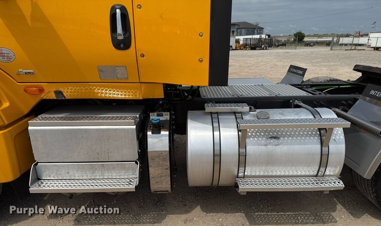 image for item EJ4592 2021 International LT625 semi truck