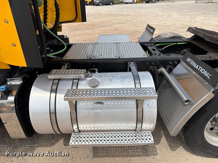 image for item EJ4592 2021 International LT625 semi truck