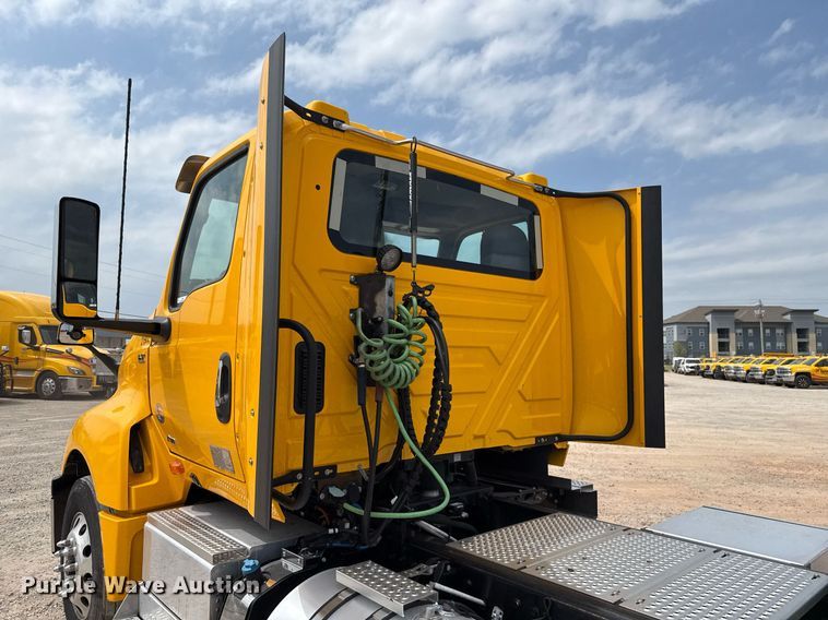 image for item EJ4592 2021 International LT625 semi truck