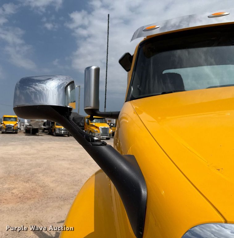 image for item EJ4592 2021 International LT625 semi truck