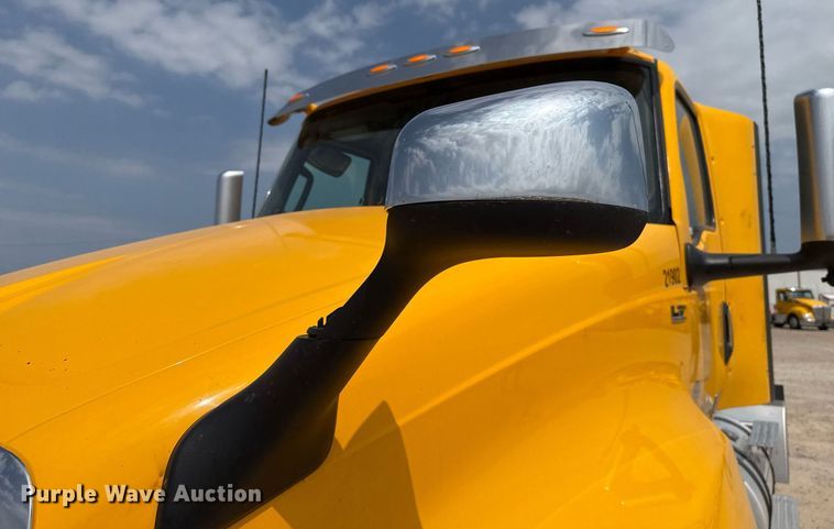 image for item EJ4592 2021 International LT625 semi truck