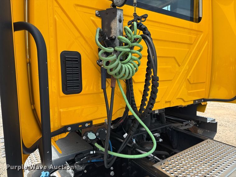 image for item EJ4592 2021 International LT625 semi truck