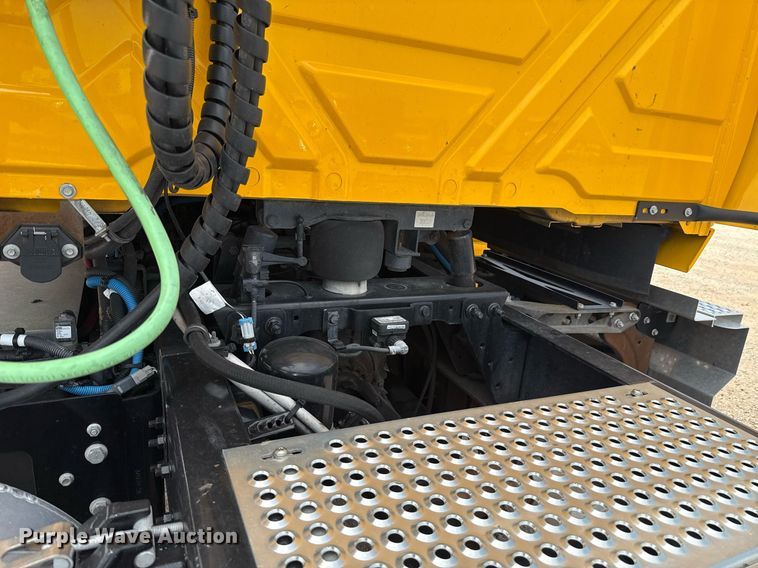 image for item EJ4592 2021 International LT625 semi truck