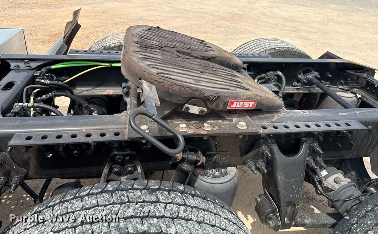 image for item EJ4592 2021 International LT625 semi truck