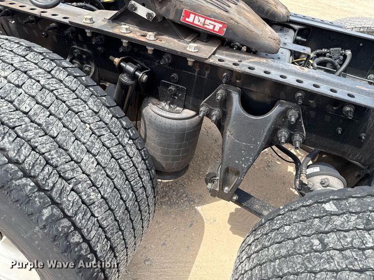 image for item EJ4592 2021 International LT625 semi truck