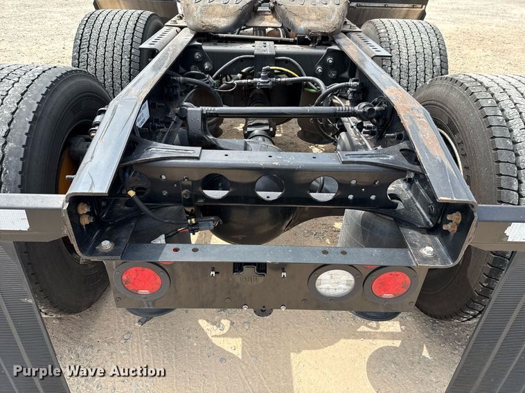 image for item EJ4592 2021 International LT625 semi truck