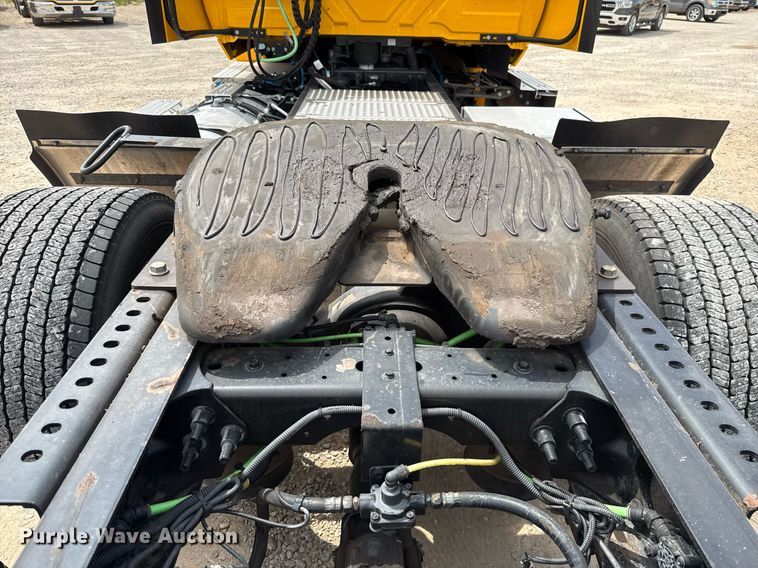 image for item EJ4592 2021 International LT625 semi truck