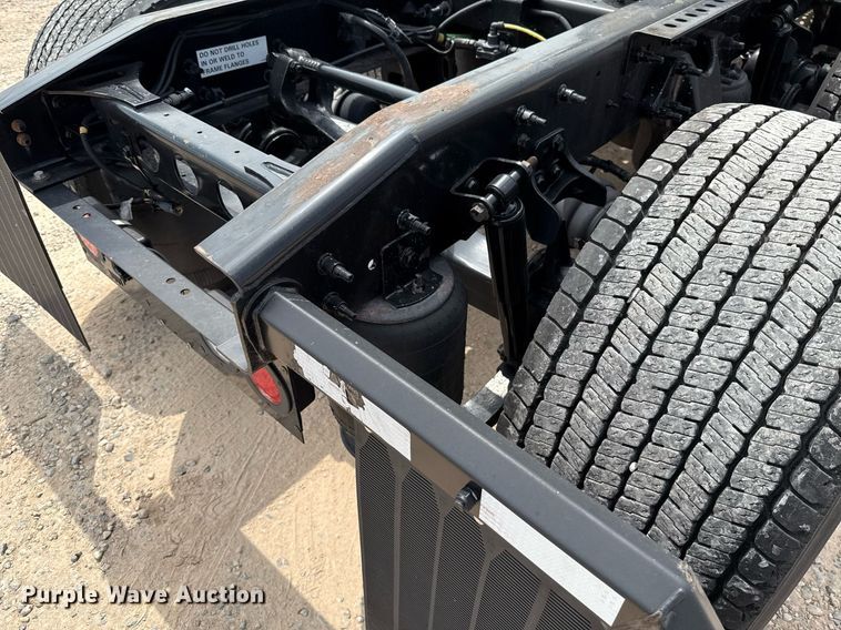 image for item EJ4592 2021 International LT625 semi truck