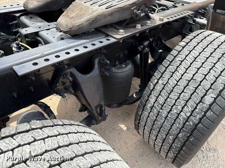 image for item EJ4592 2021 International LT625 semi truck