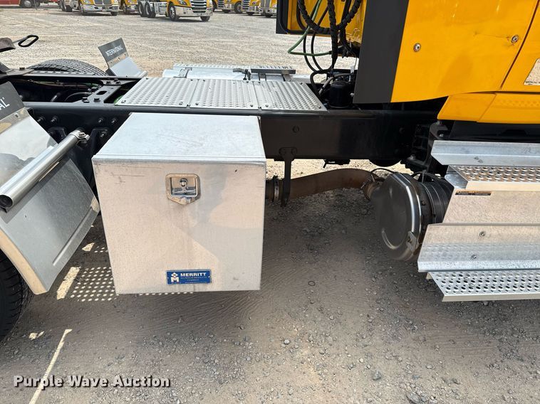 image for item EJ4592 2021 International LT625 semi truck