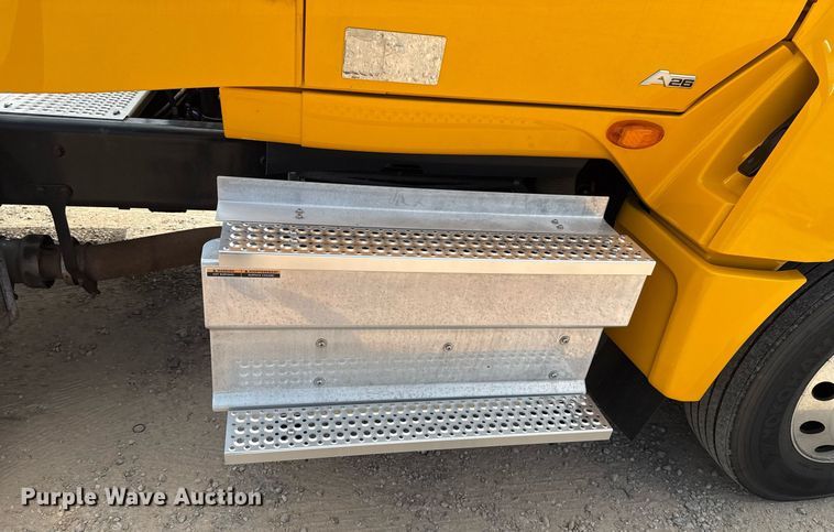 image for item EJ4592 2021 International LT625 semi truck