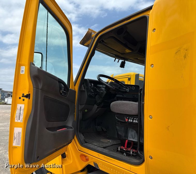 image for item EJ4592 2021 International LT625 semi truck