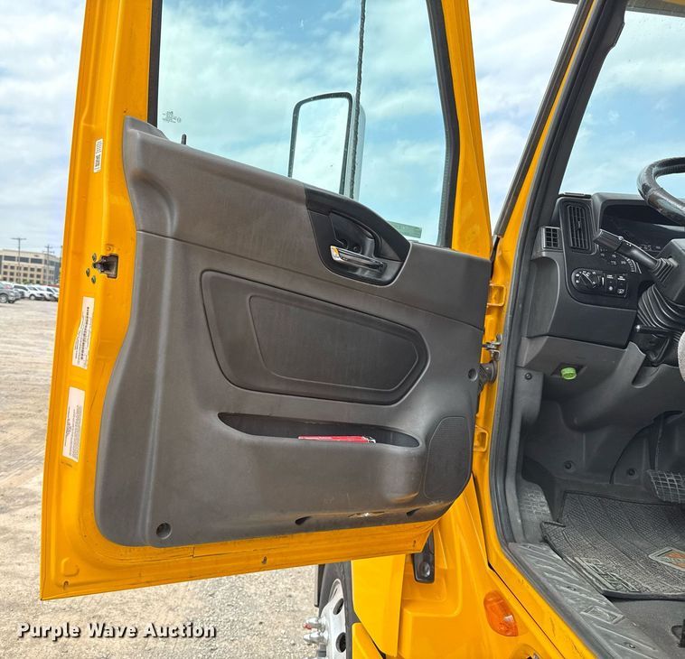 image for item EJ4592 2021 International LT625 semi truck