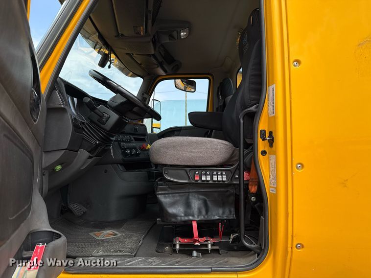 image for item EJ4592 2021 International LT625 semi truck