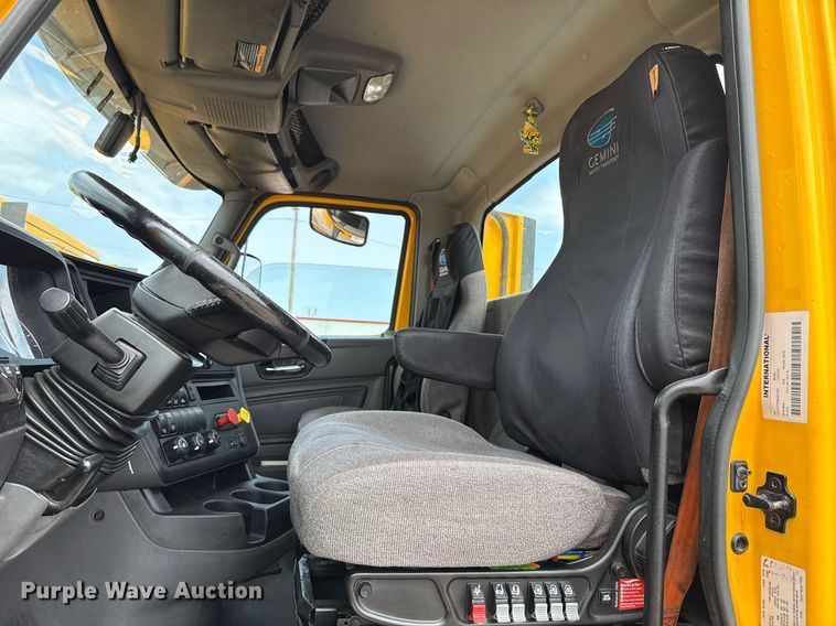 image for item EJ4592 2021 International LT625 semi truck