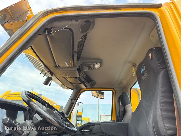 image for item EJ4592 2021 International LT625 semi truck