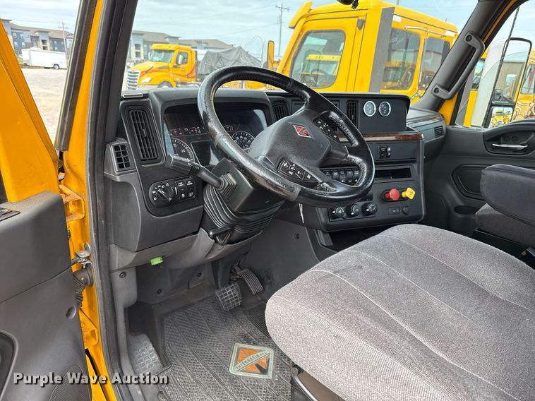 image for item EJ4592 2021 International LT625 semi truck