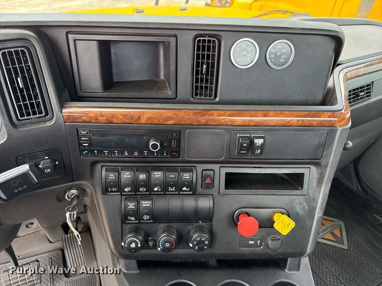 image for item EJ4592 2021 International LT625 semi truck