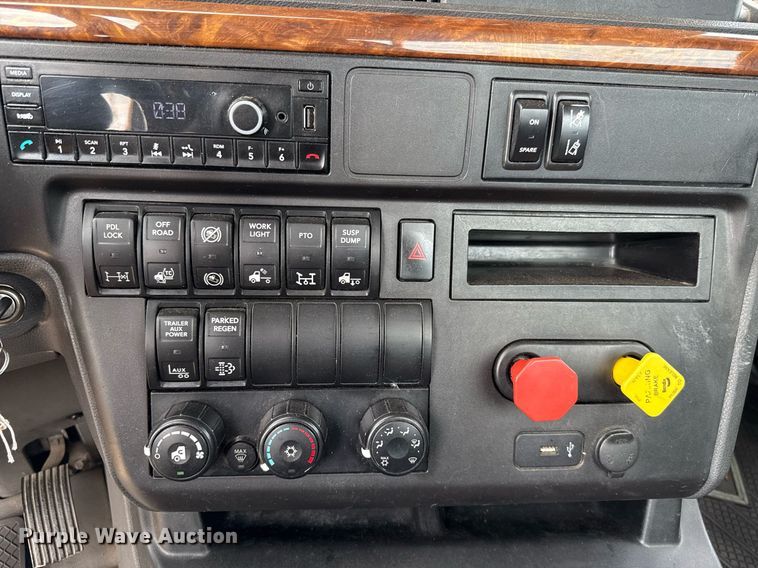 image for item EJ4592 2021 International LT625 semi truck