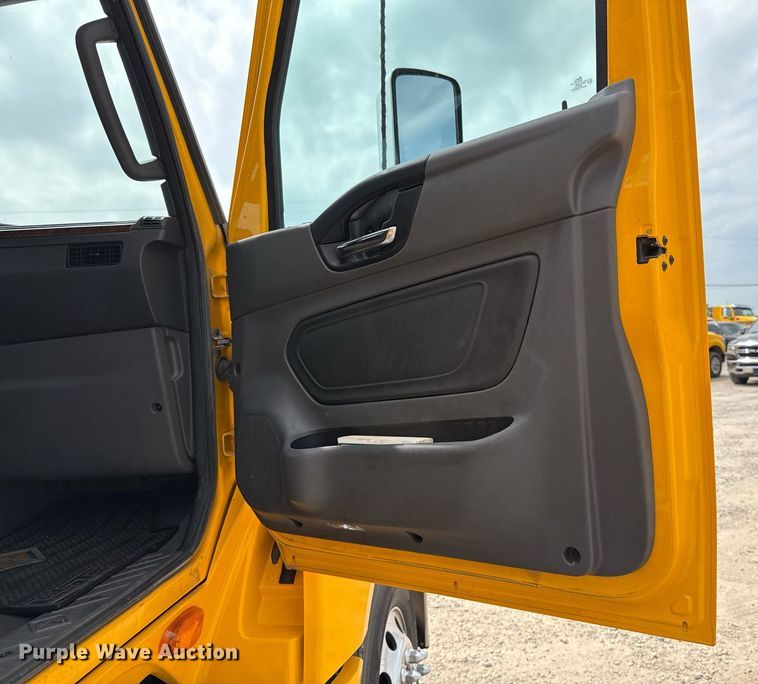 image for item EJ4592 2021 International LT625 semi truck