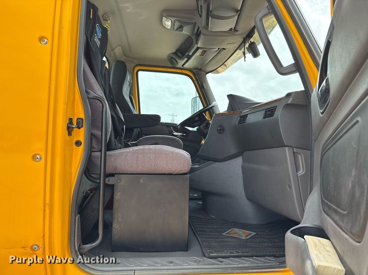 image for item EJ4592 2021 International LT625 semi truck