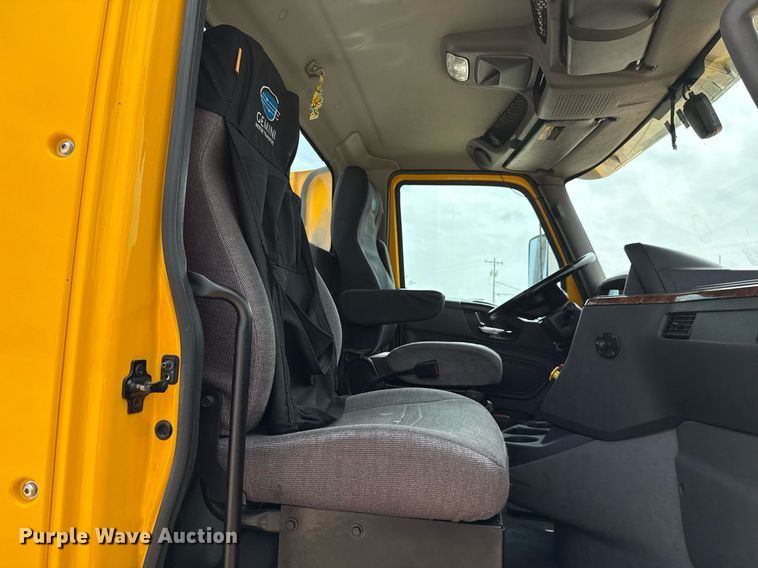 image for item EJ4592 2021 International LT625 semi truck