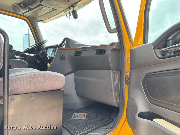 image for item EJ4592 2021 International LT625 semi truck