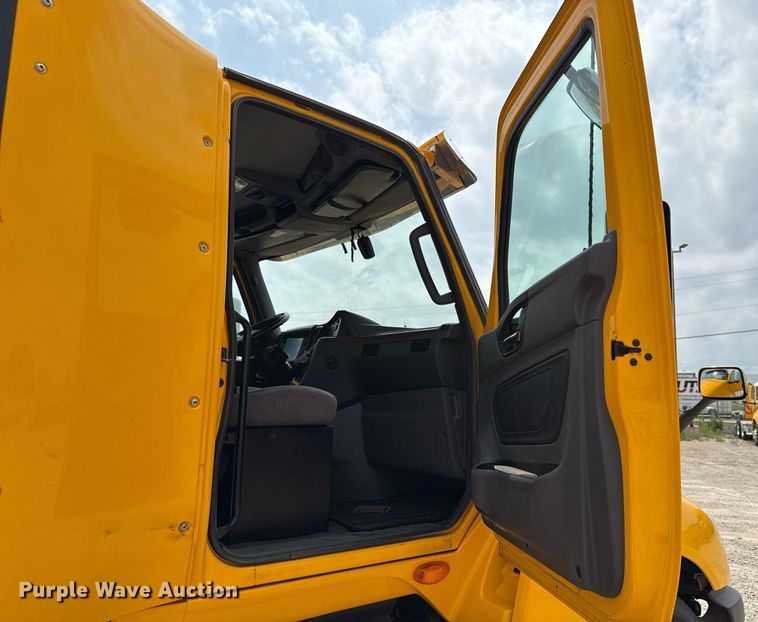 image for item EJ4592 2021 International LT625 semi truck