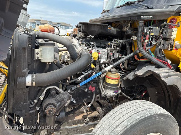 image for item EJ4592 2021 International LT625 semi truck