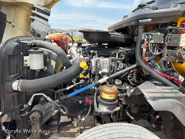 image for item EJ4592 2021 International LT625 semi truck