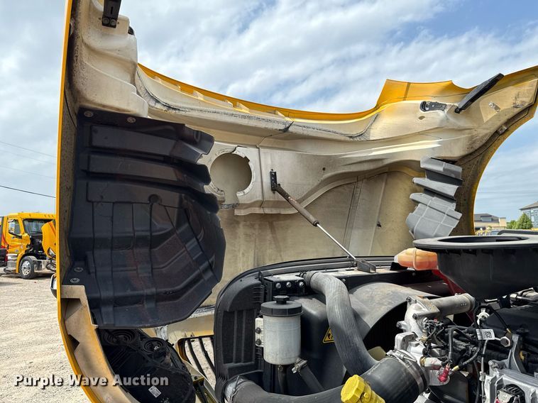 image for item EJ4592 2021 International LT625 semi truck