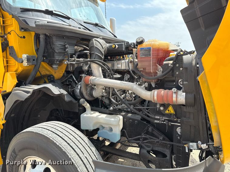 image for item EJ4592 2021 International LT625 semi truck