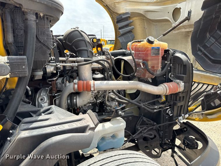 image for item EJ4592 2021 International LT625 semi truck