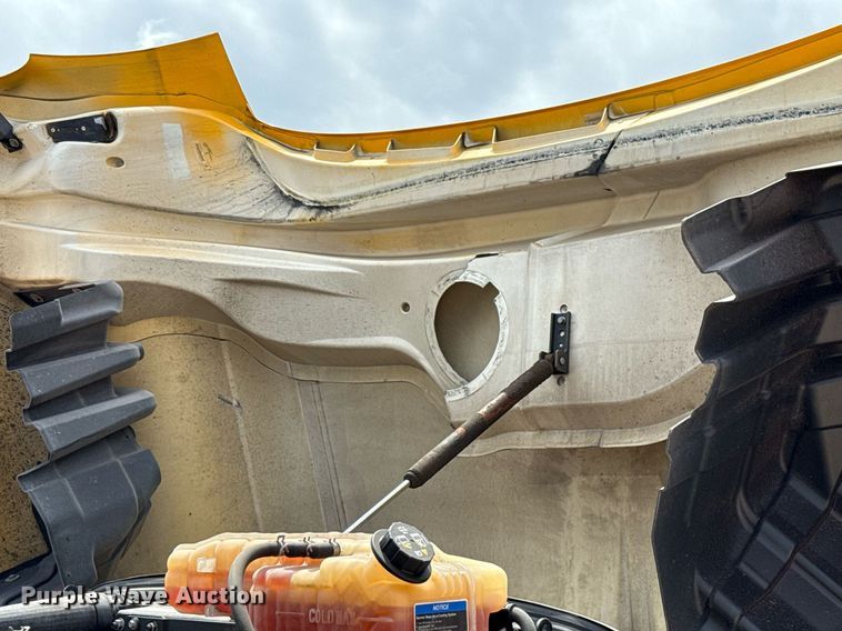 image for item EJ4592 2021 International LT625 semi truck