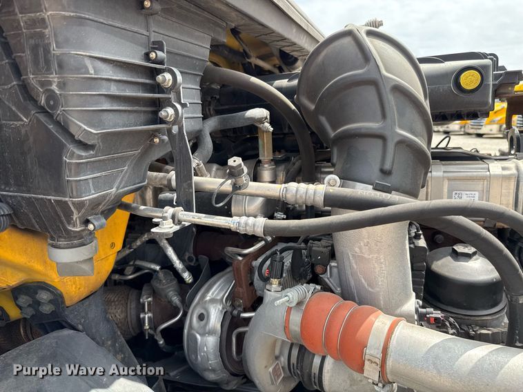 image for item EJ4592 2021 International LT625 semi truck