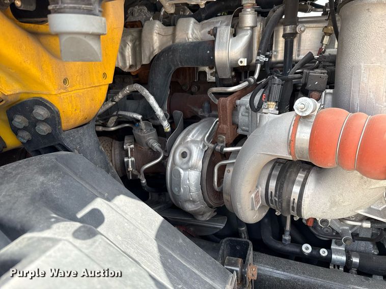 image for item EJ4592 2021 International LT625 semi truck