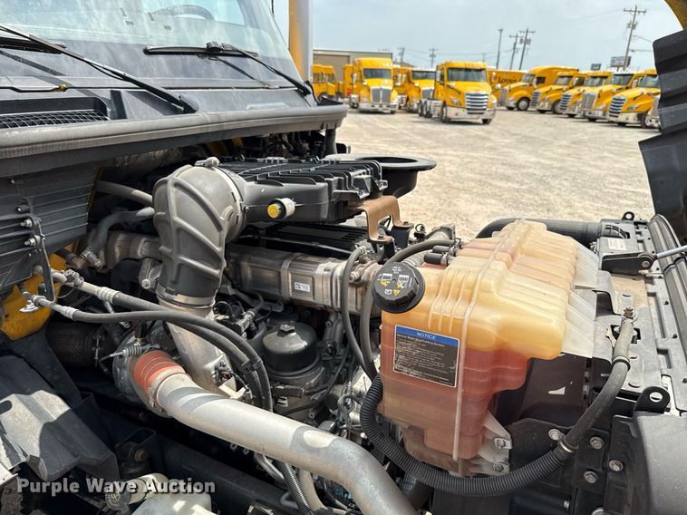 image for item EJ4592 2021 International LT625 semi truck