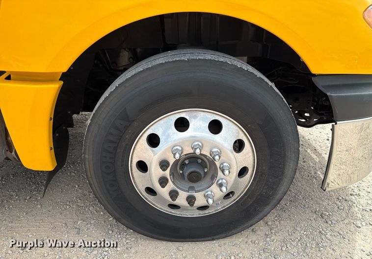 image for item EJ4592 2021 International LT625 semi truck