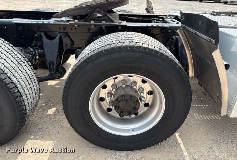 image for item EJ4592 2021 International LT625 semi truck