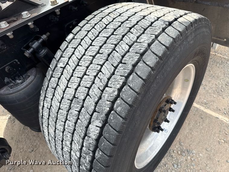 image for item EJ4592 2021 International LT625 semi truck