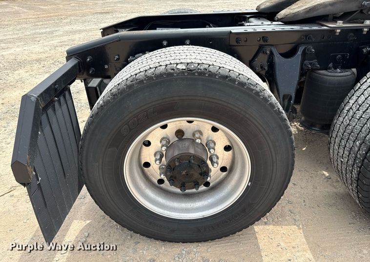 image for item EJ4592 2021 International LT625 semi truck