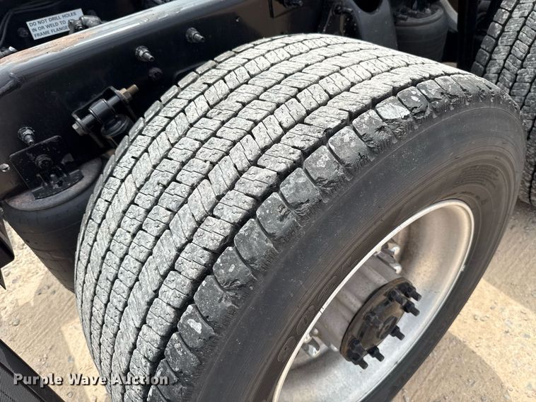 image for item EJ4592 2021 International LT625 semi truck