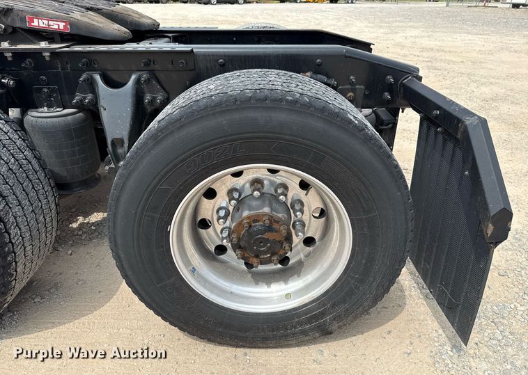 image for item EJ4592 2021 International LT625 semi truck