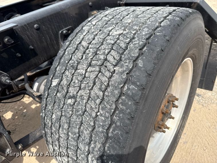 image for item EJ4592 2021 International LT625 semi truck