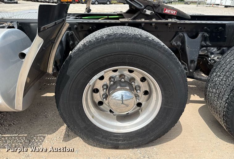 image for item EJ4592 2021 International LT625 semi truck