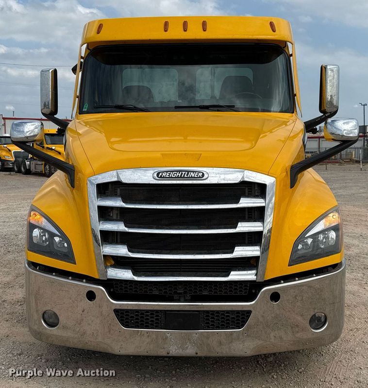 image for item EJ4593 2021 Freightliner Cascadia 126 semi truck