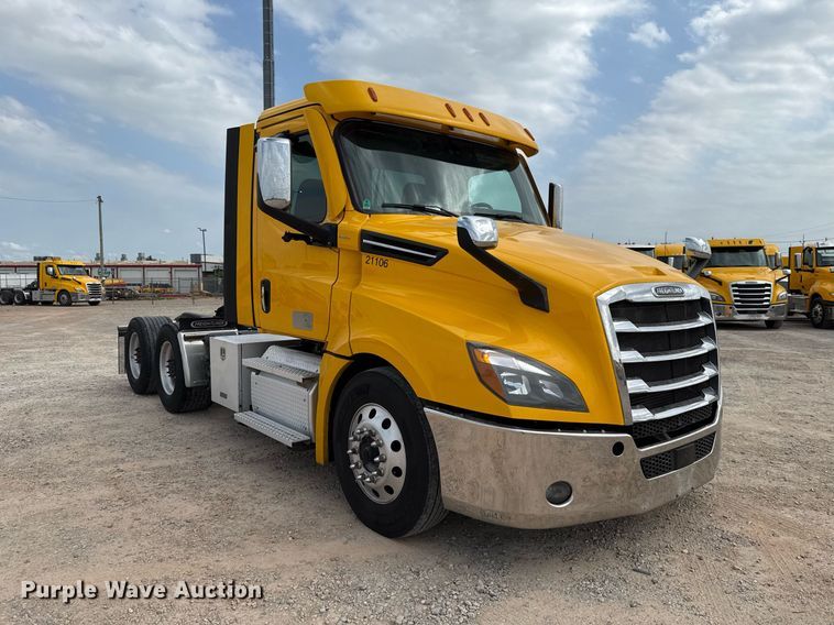 image for item EJ4593 2021 Freightliner Cascadia 126 semi truck