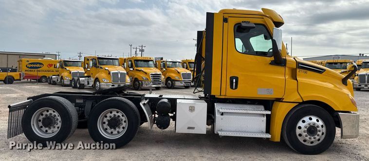 image for item EJ4593 2021 Freightliner Cascadia 126 semi truck